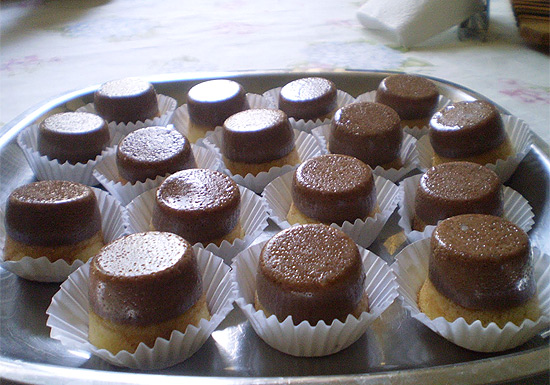 Mini bolo de laranja com pudim de chocolate