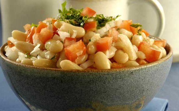 Salada de feijão com tomate