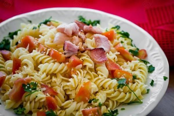 Macarrão ao forno com bacon e mussarela