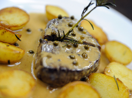 Medalhão de Filé Mignon com molho “Poivre Vert”