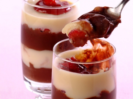 Mousse bicolor com morango