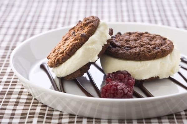 Sanduíche de biscoito com sorvete e calda de chocolate