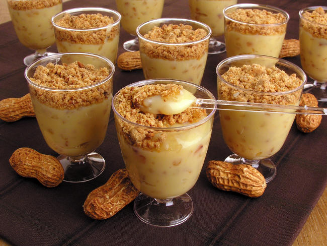 Copinhos com paçoca cremosa decorados com paçoca esfarelada