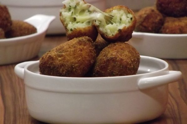 Bolinho de arroz e provolone