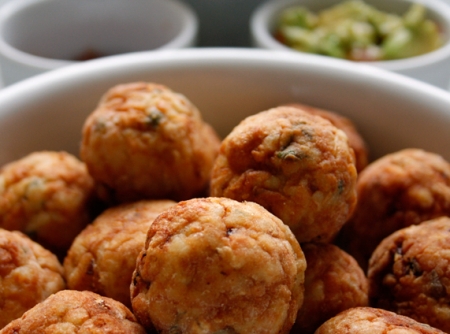 Almôndega de frango recheada de queijo