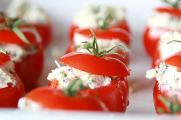 Mini tomate recheado com pasta de ricota e ervas