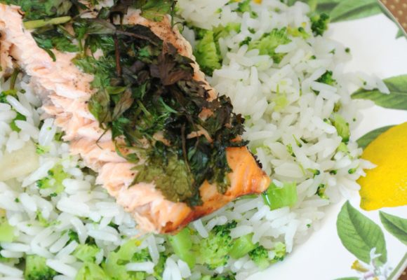 Salmão assado e arroz com brócolis