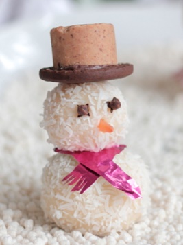 Boneco de neve de beijinho recheado com uva