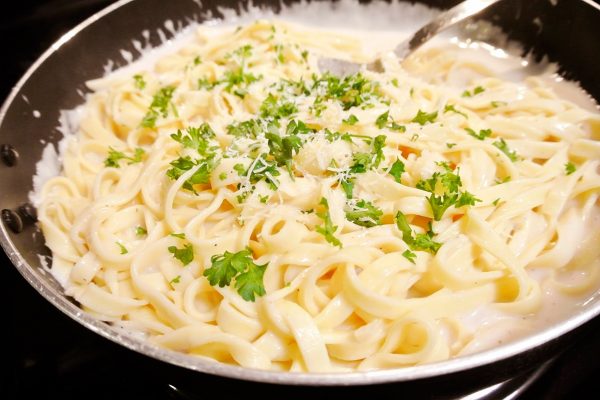 Fettuccine ao molho de queijo emmental e limão