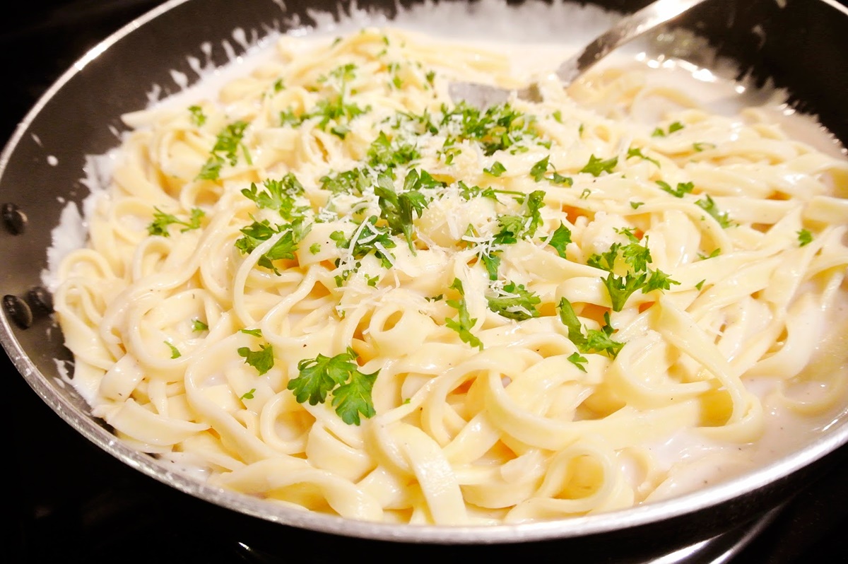 Fettuccine ao molho de queijo emmental e limão