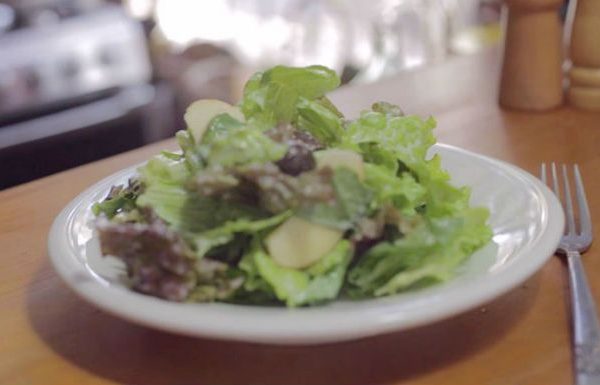 Salada com molho de iogurte