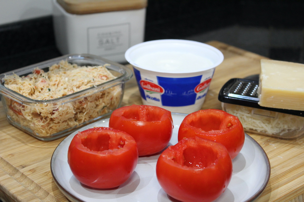 Tomate com ricota, queijo e frango