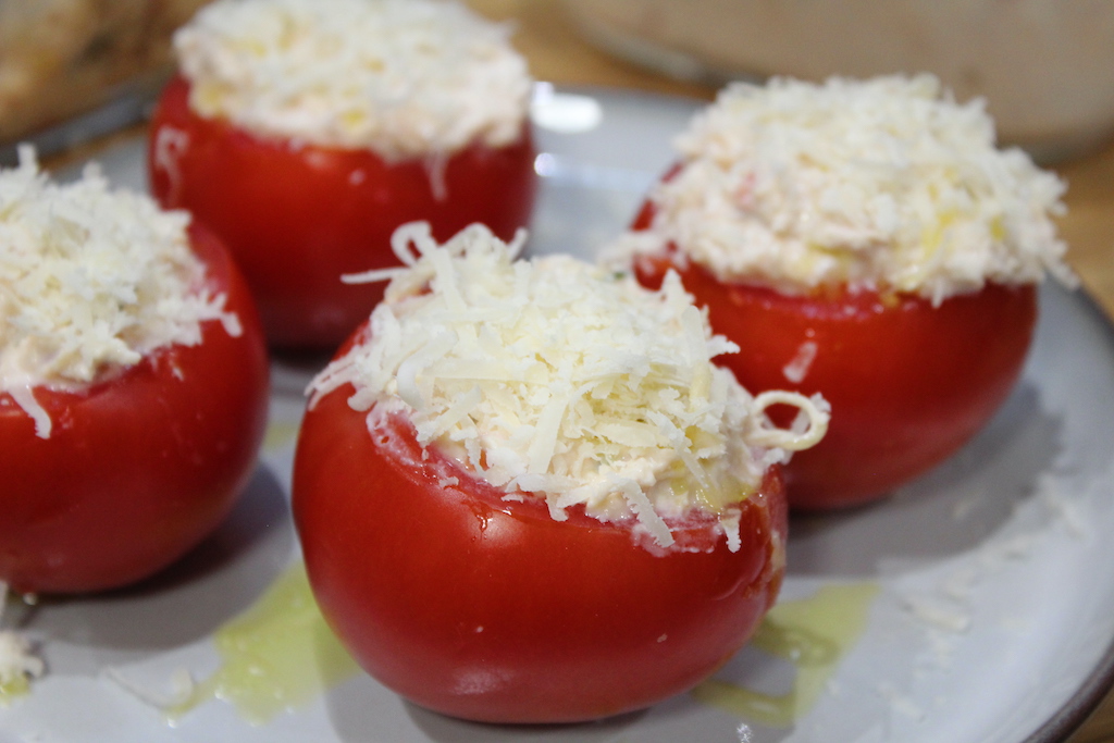 Tomate recheado com ricota e queijo