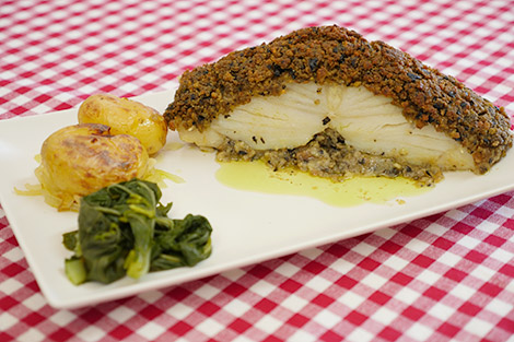 Bacalhau com crosta de broa e azeitonas