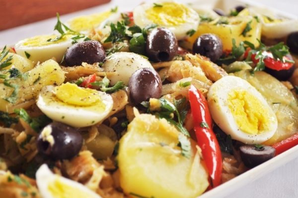 Bacalhau com pimentão, ovos e azeitonas