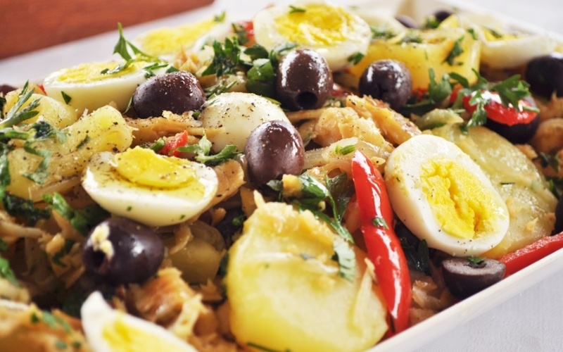 Bacalhau com pimentão, ovos e azeitonas