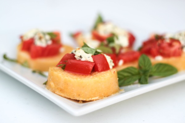 Bruschetta de polenta, catupiry e tomate fresco