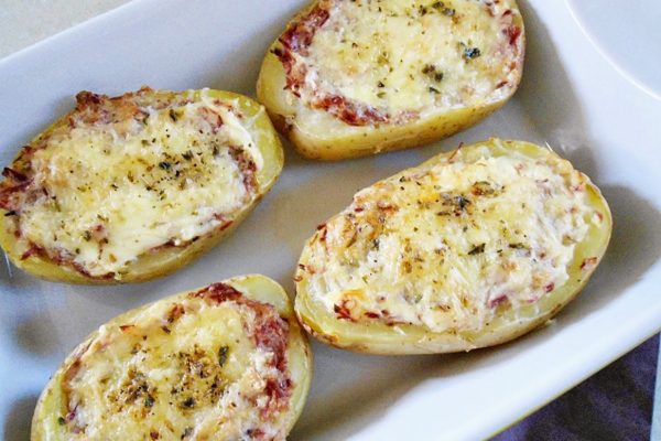 Batata recheada com carne desfiada e queijo