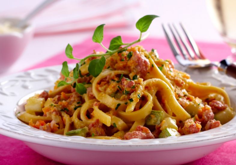 Talharim com molho especial de legumes e linguiça