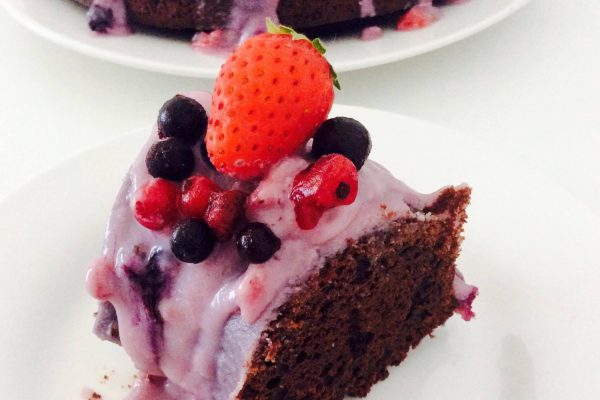 Bolo de chocolate com brigadeiro de limão e frutas vermelhas