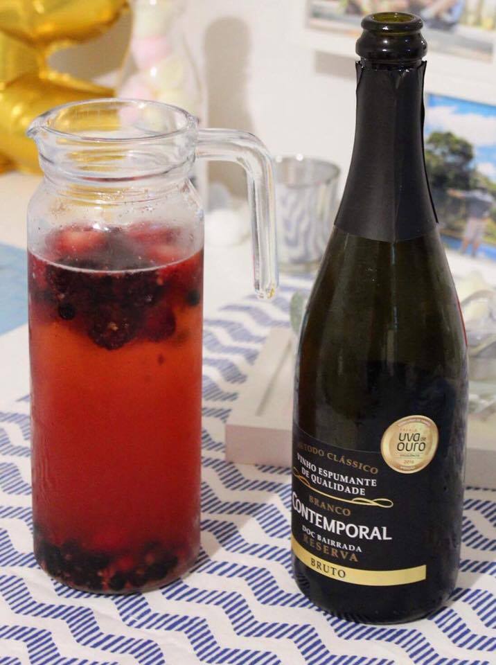 Sangria de espumante com frutas vermelhas