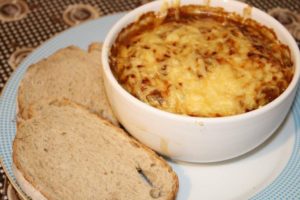 sopa de cebola gratinada