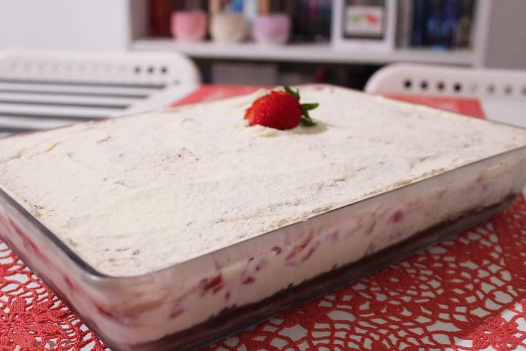 Bolo de chocolate com leite ninho e morango