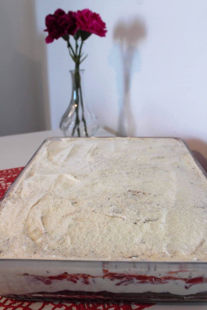 bolo de chocolate com leite ninho e morango