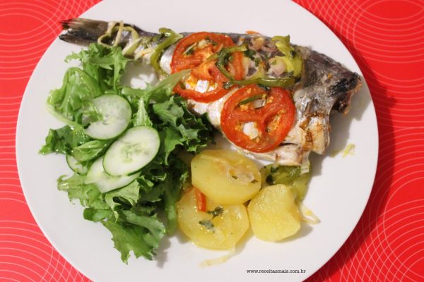 Peixe Assado com Creme de Cebola e Leite de Coco