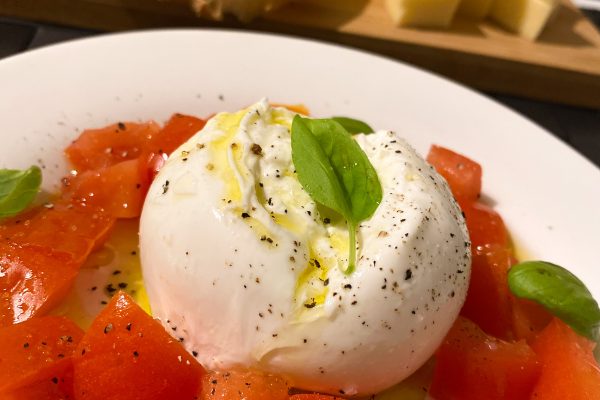 Queijo burrata com tomate e manjericão