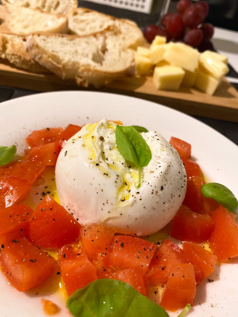 Queijo burrata com tomate e manjericão