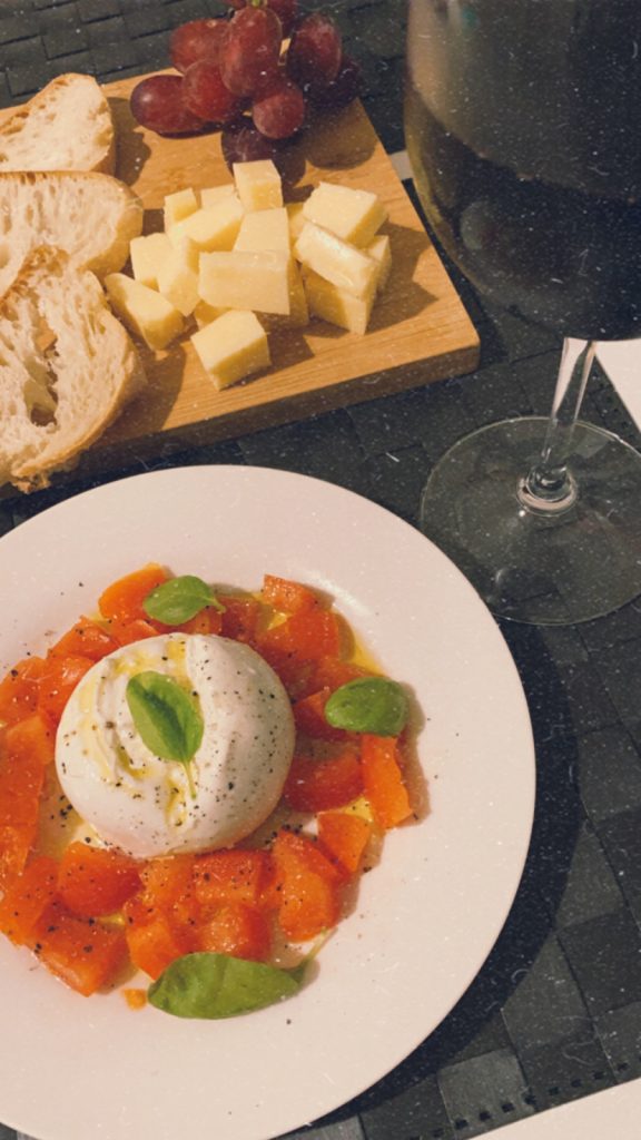 Queijo burrata com tomate e manjericão