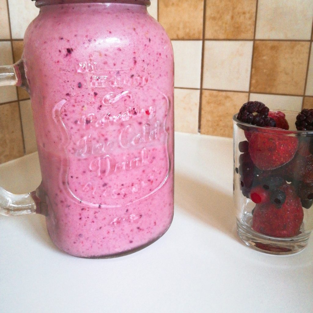 Smoothie de iogurte grego e frutas vermelhas