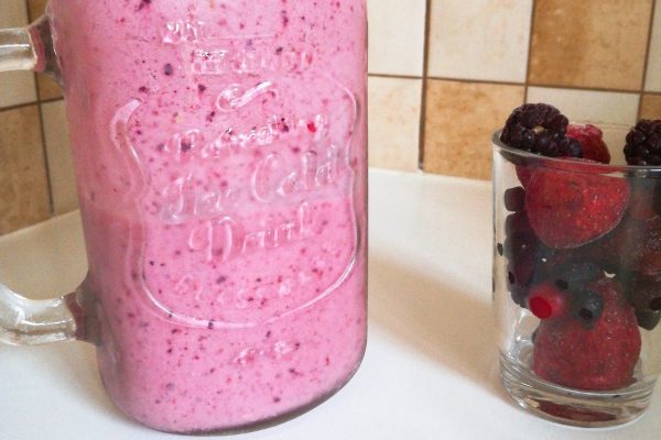 Smoothie de iogurte grego e frutas vermelhas