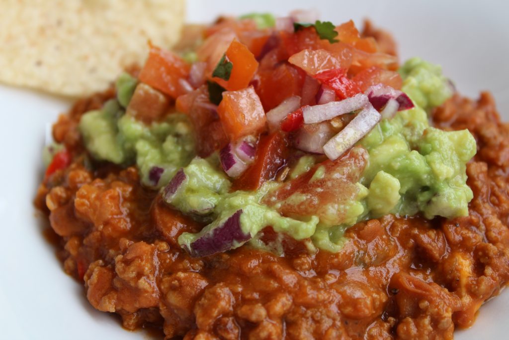 Chilli com guacamole e pico de gallo
