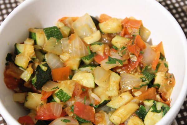 Abobrinha refogada com tomate e cebola