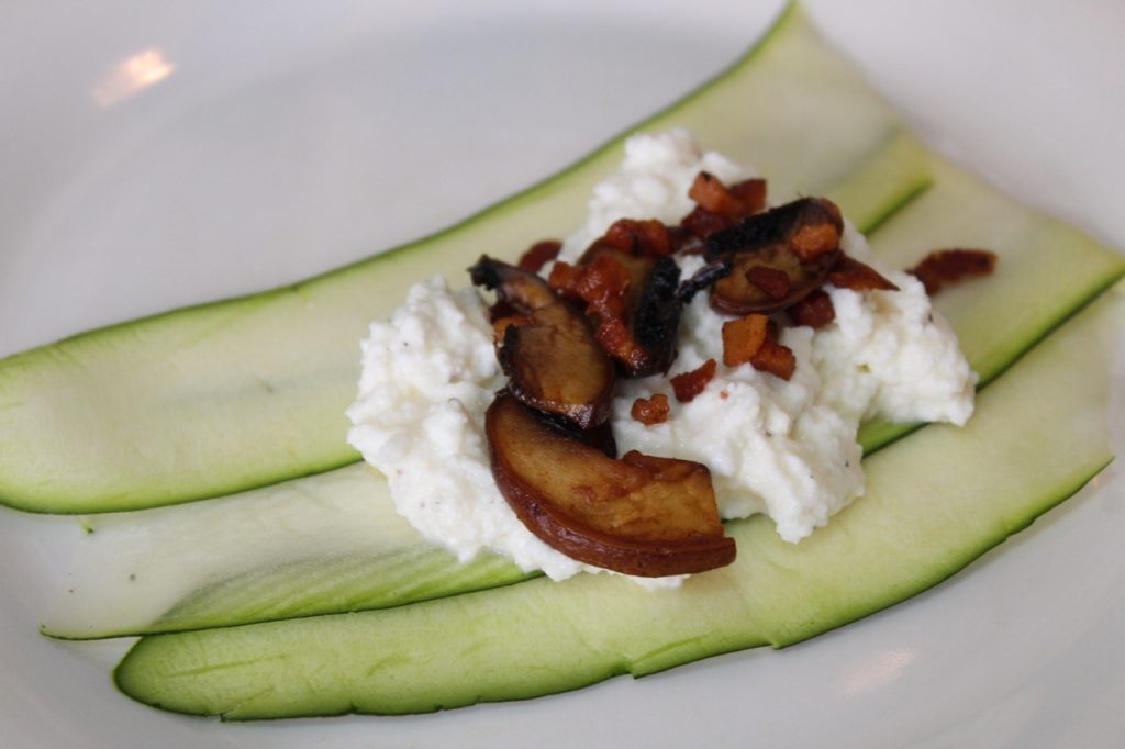 Abobrinha (Courgette) recheada com ricota, cogumelos e bacon