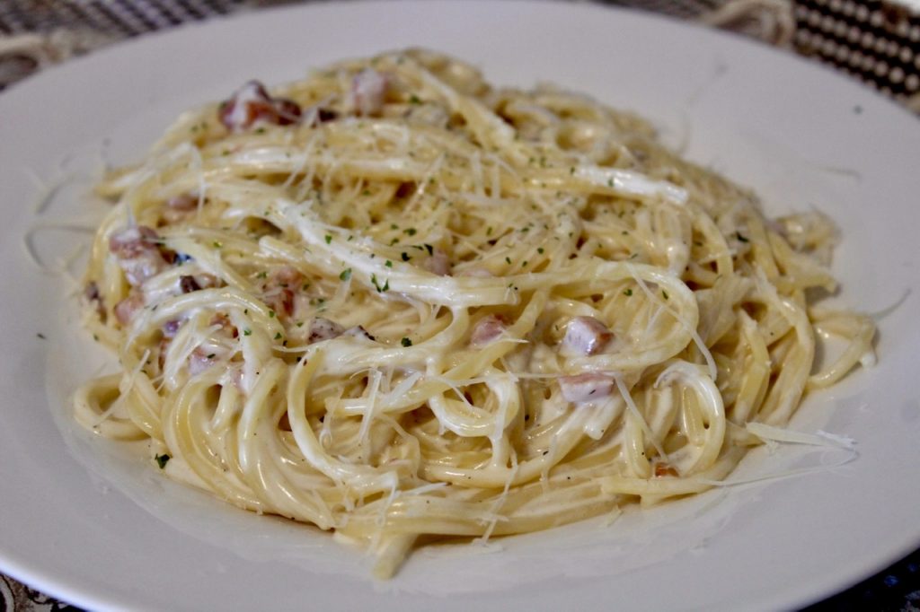 Macarrão prático com creme de leite e bacon