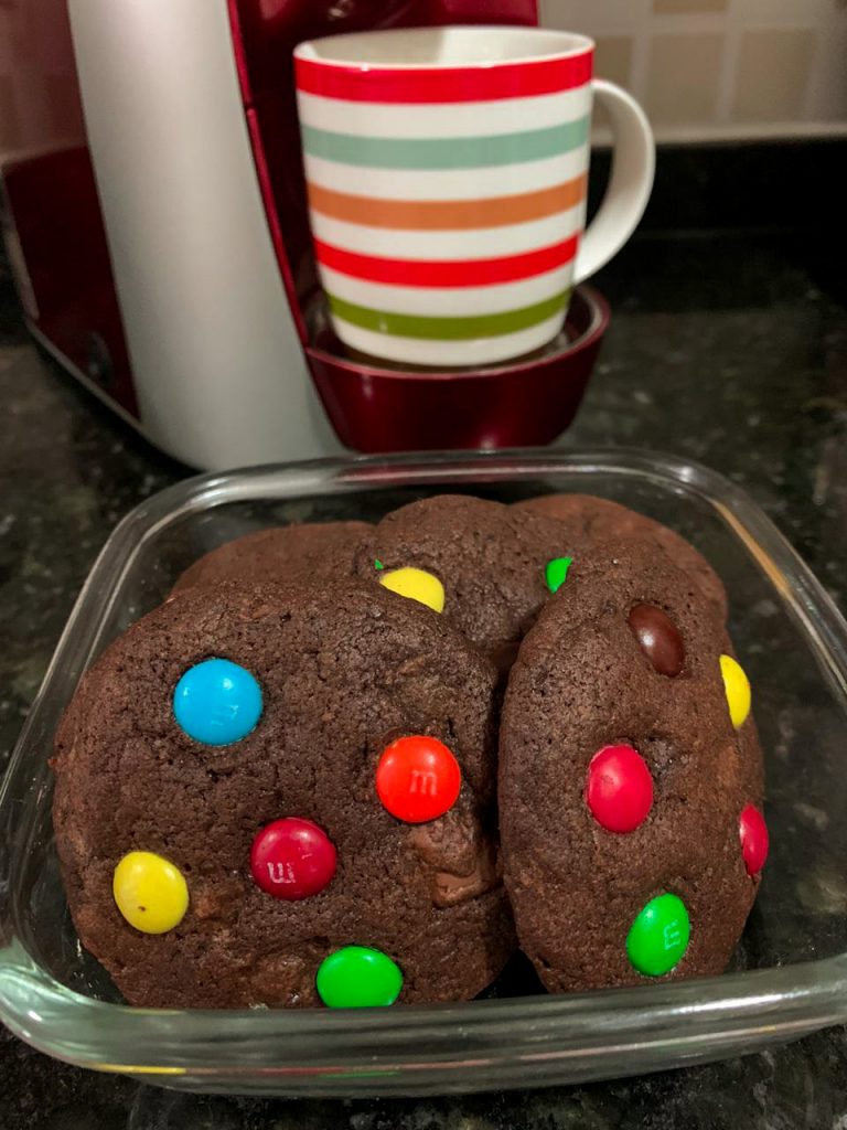 cookies de chocolate com M&M's