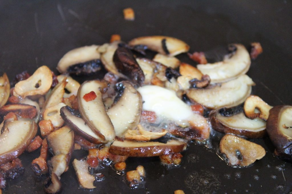  Abobrinha (Courgette) recheada com ricota, cogumelos e bacon