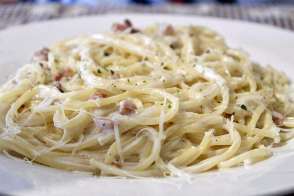 Macarrão prático com creme de leite e bacon