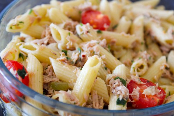 Macarrão alho e óleo com atum