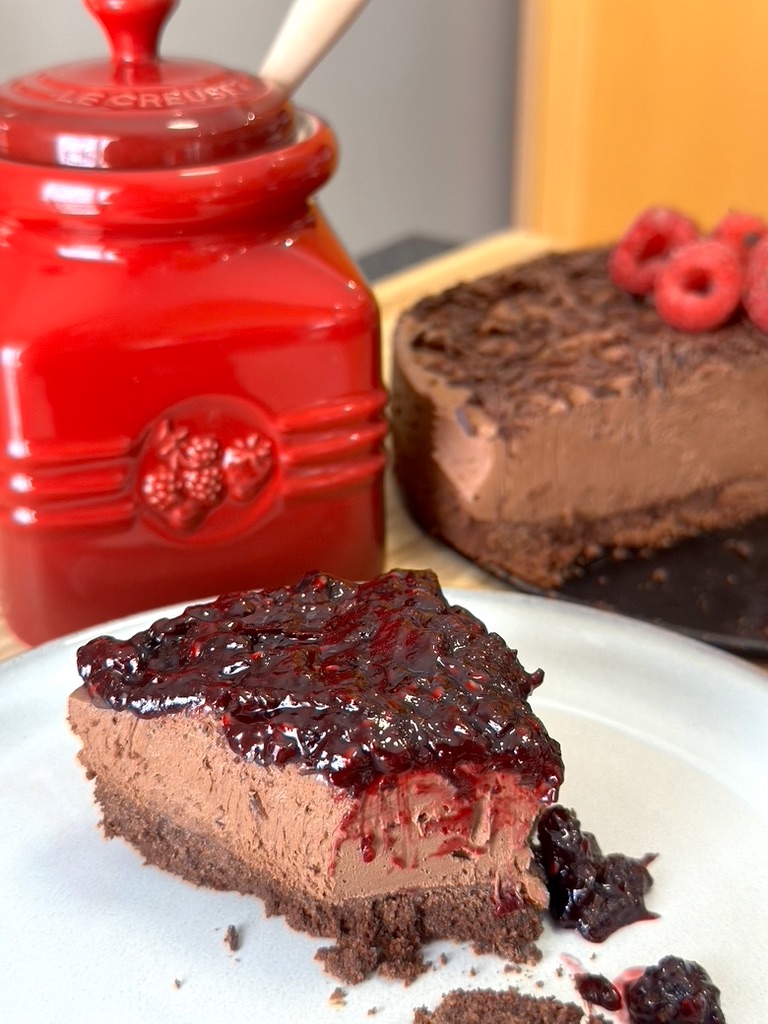 Torta de chocolate cremosa com geleia de frutas vermelhas