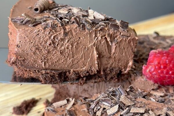 Torta de Chocolate Cremosa com Geleia de Frutas Vermelhas