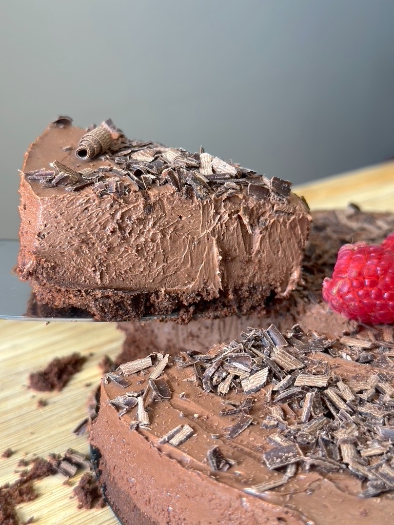 Torta de Chocolate Cremosa com Geleia de Frutas Vermelhas