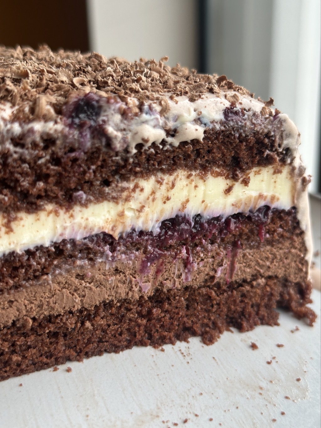 Bolo de Chocolate com recheio de 4 Leites, Geleia de Frutas Vermelhas e Mousse de Chocolate